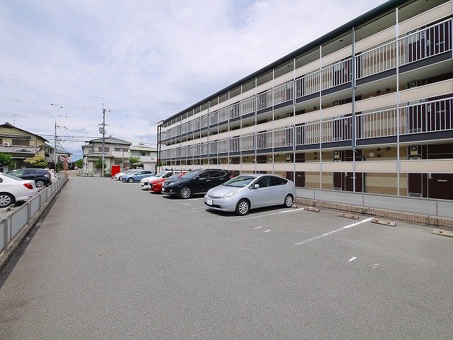 【大和郡山市九条平野町のマンションの駐車場】