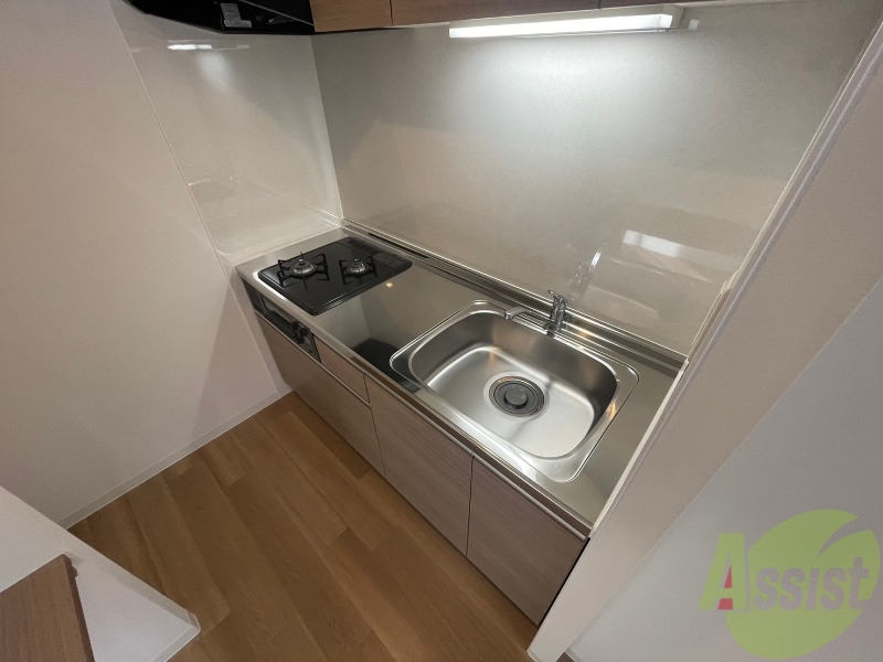 キッチン　キッチン周りは意外と物が多いので棚があるといいですね。