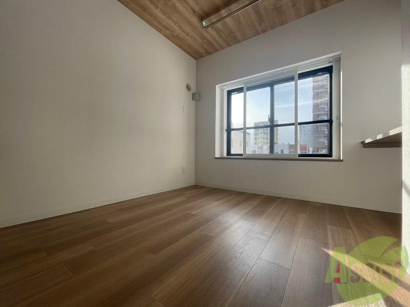 その他部屋・スペース　寝室はこちらです。光が差し込む、温かみのあるお部屋です。