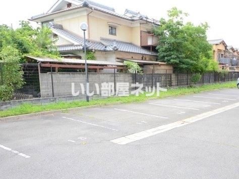 【京都市伏見区横大路貴船のマンションの駐車場】