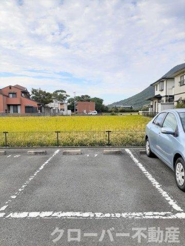 【丸亀市飯山町真時のアパートの駐車場】