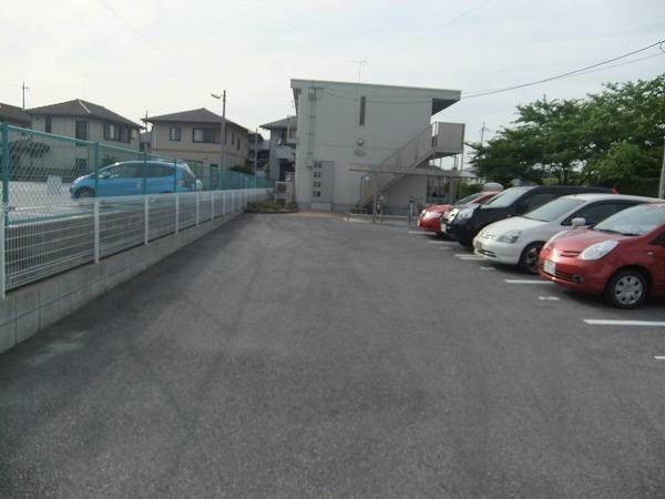 【彦根市長曽根南町のアパートの駐車場】