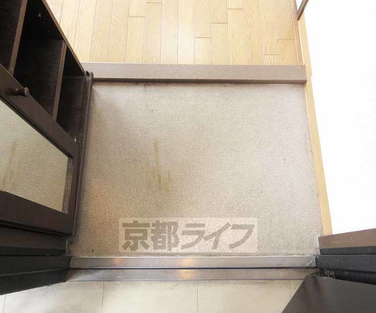 【京都市山科区北花山六反田町のマンションの玄関】