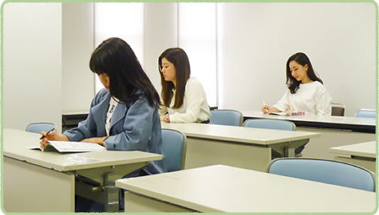 【神戸女子学生会館のロビー】