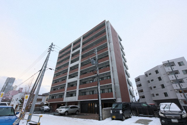 【札幌市東区北七条東のマンションの建物外観】