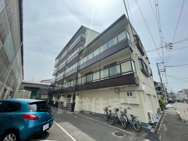 大阪市淀川区三津屋南のマンションの建物外観