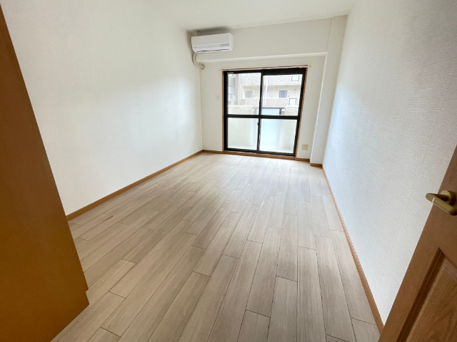 居室・リビング　８．６帖の洋室です