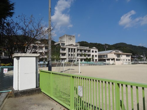 小学校　竹原市立荘野小学校（小学校）まで350m