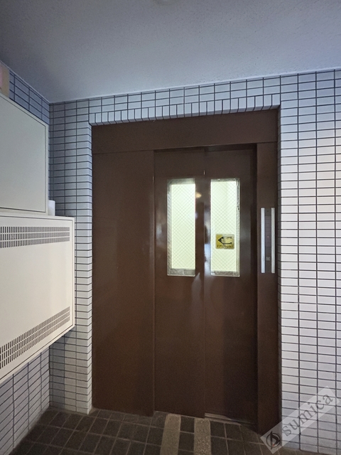 エントランス　エレベーターを完備