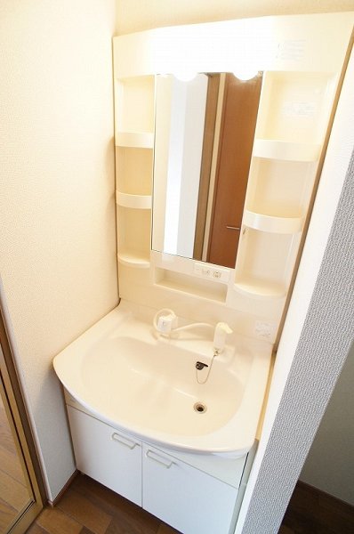 洗面設備　シャワー付洗面台で忙しい朝でもラクに支度ができます