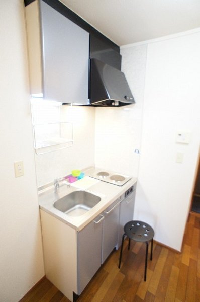 キッチン　まな板を置くスペースもあるので自炊も楽しく。