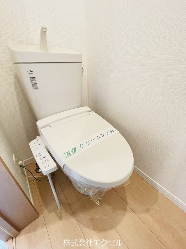 トイレ　嬉しい温水洗浄便座完備です。