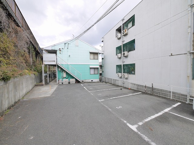 駐車場　駐車場があるので、車を買う予定の方も安心です