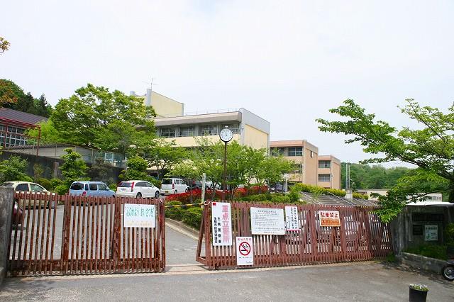 小学校　生駒市立俵口小学校（小学校）まで704m