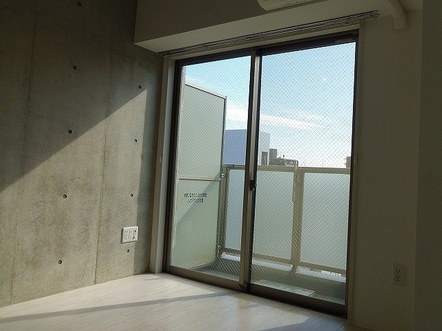 居室・リビング　「コンクリート打ちっ放しの室内」