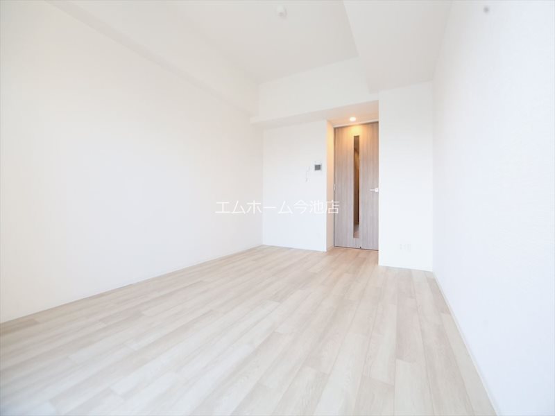 その他　洋室8.0帖　エアコン付　収納充実　バルコニーに面しています