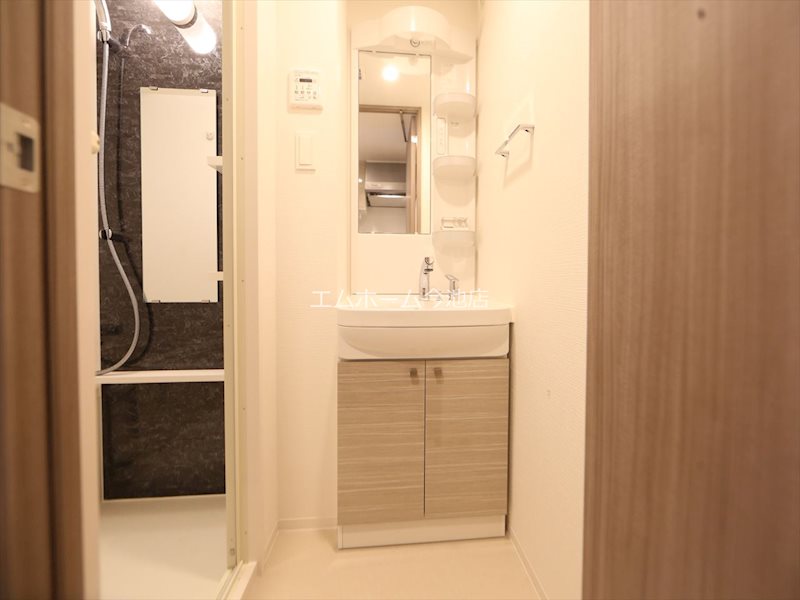 洗面設備　脱衣所　独立洗面台（シャンプードレッサー付）