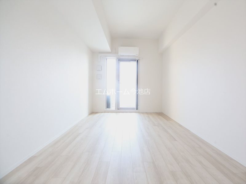 その他部屋・スペース　洋室8.0帖　エアコン付　収納充実　バルコニーに面しています