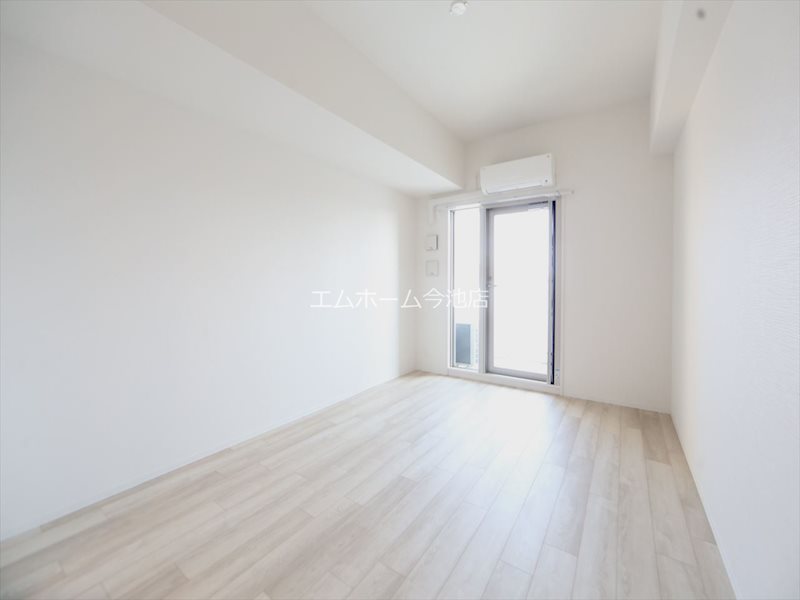 バルコニー　洋室8.0帖　エアコン付　収納充実　バルコニーに面しています