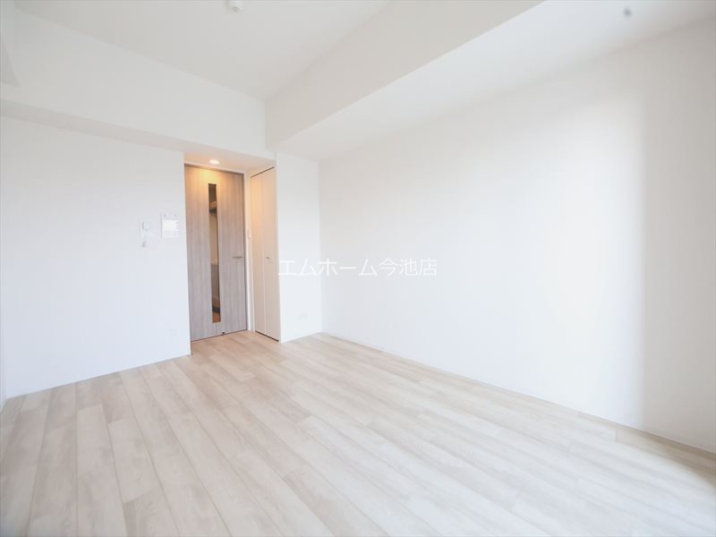 居室・リビング　洋室8.0帖　エアコン付　収納充実　バルコニーに面しています