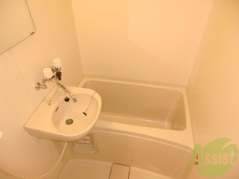 バス・シャワールーム　同タイプ物件の為、形状や間取寸法、色調等が実際とは異なります