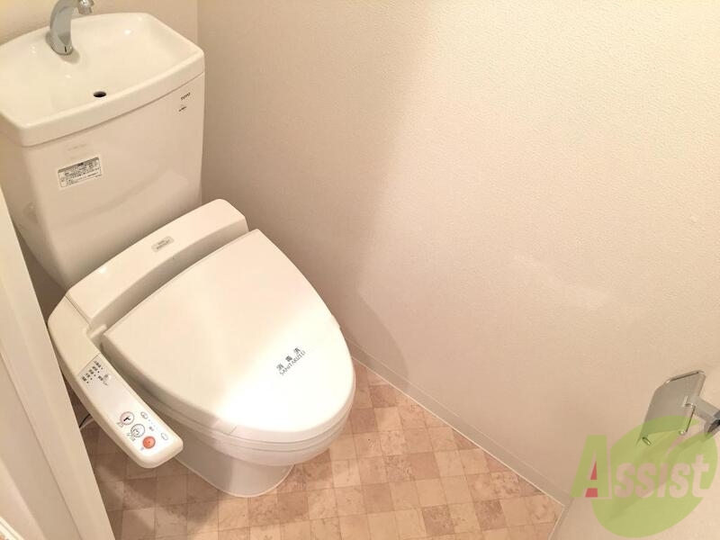 トイレ　シンプルで落ち着きのあるウォシュレット付きのお手洗いです。