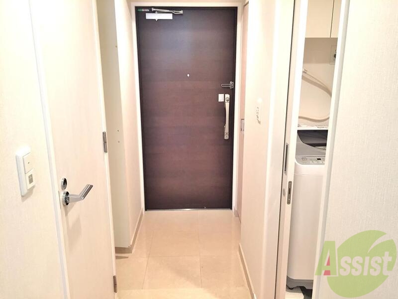 玄関　明るい玄関ですがお帰りの際は足元お気を付けくださいね。