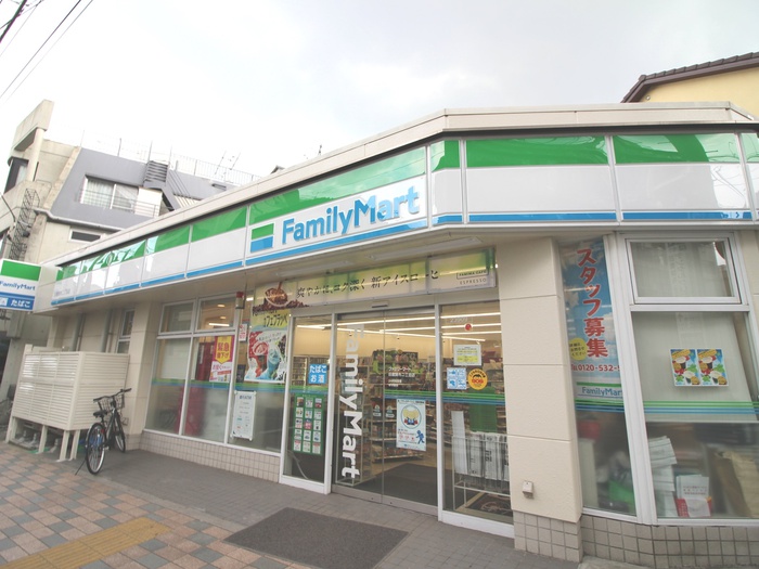 コンビニ　ファミリーマートデンス自由が丘2丁目店（コンビニ）まで623m