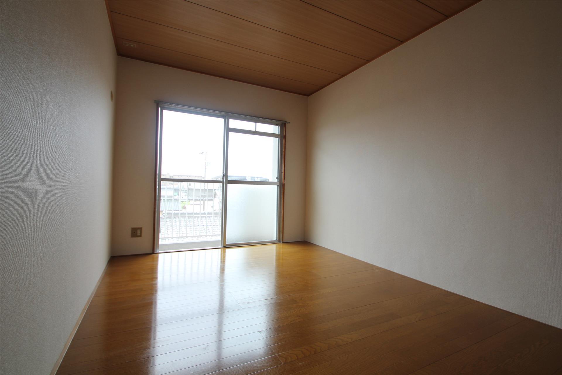 居室・リビング　フローリングもつるつるです