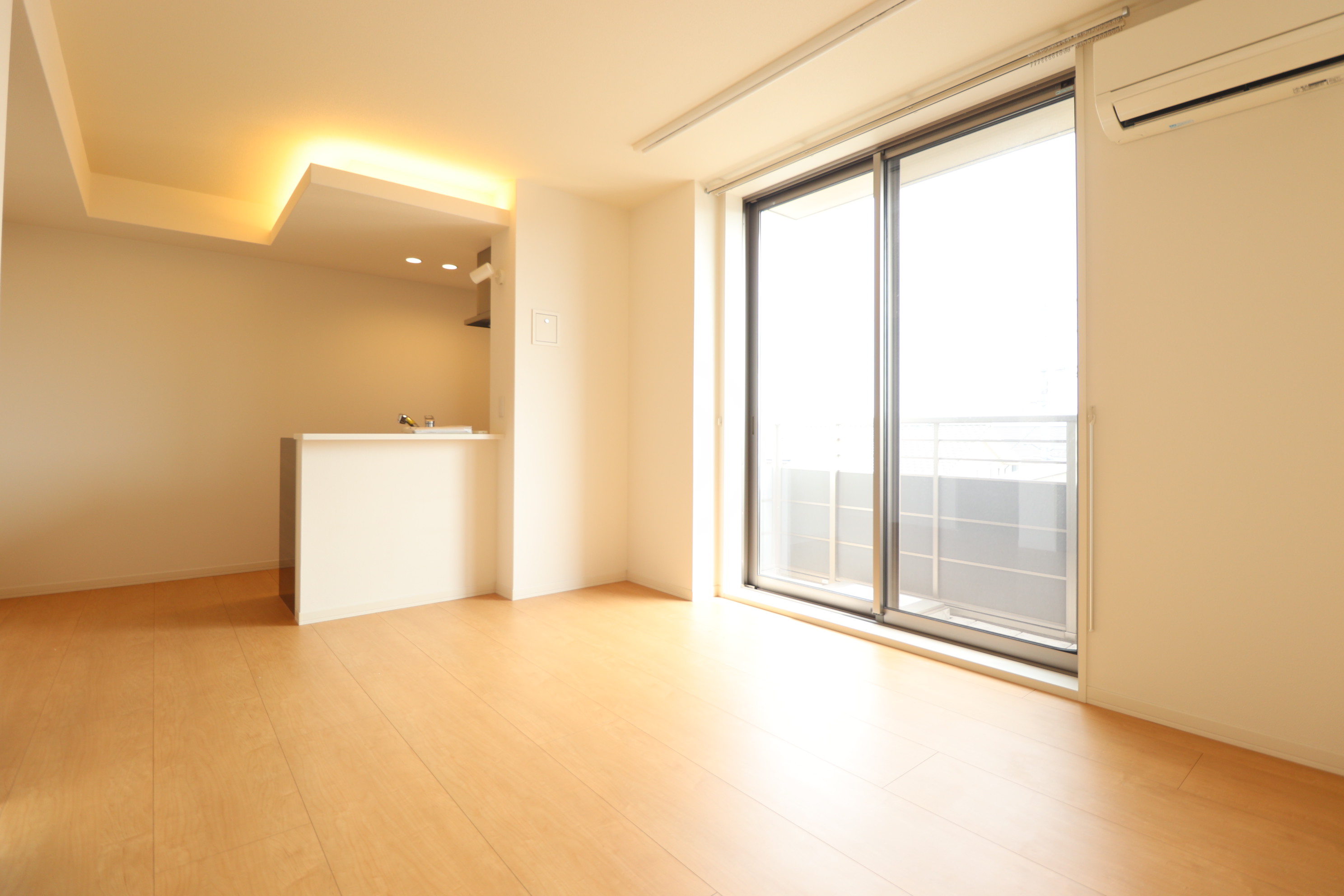 居室・リビング　10.8帖の広々快適に過ごしていただけるリビングです♪