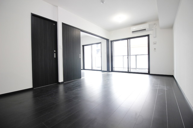 居室・リビング　★幾何学模様のクロスも個性的なＬＤＫ★Ａ号室別階も同種同型の