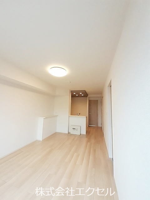 居室・リビング　エアコン完備の明るい室内です。