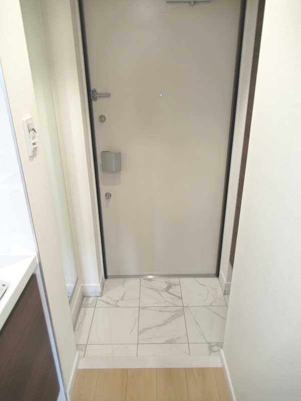 玄関　【女性のお一人暮らしでも安心のセキュリティ♪】住環境良好！