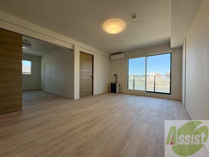 居室・リビング　木目のフローリングは落ち着きのある印象のお部屋になりますね。