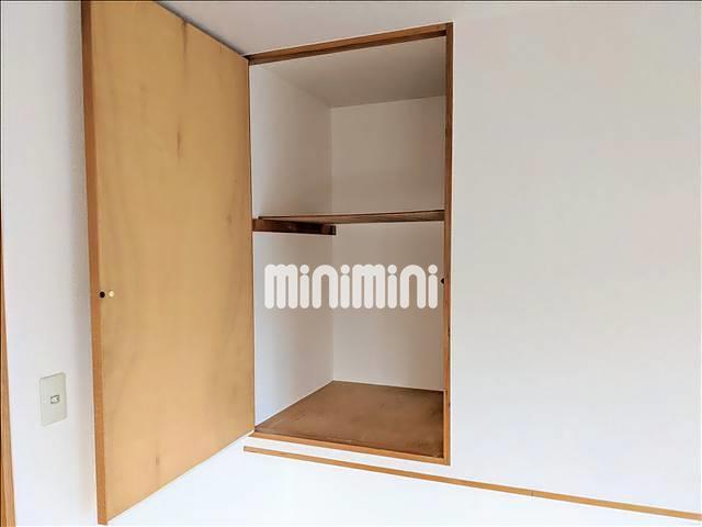 収納　仕切りのある収納スペース