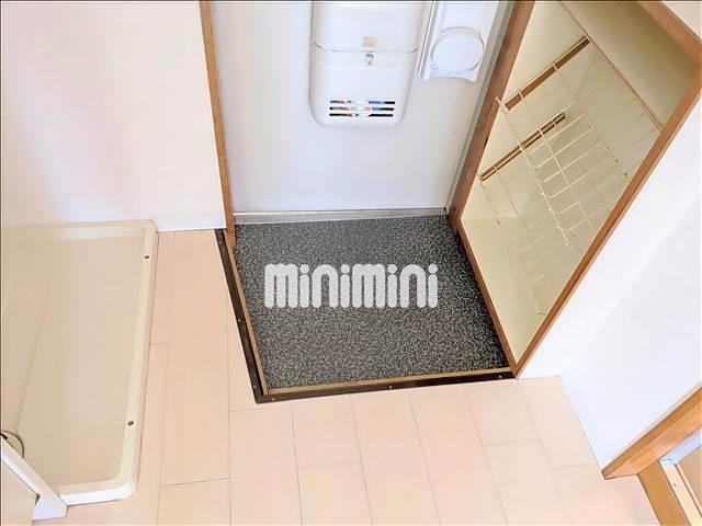 玄関　玄関にはシューズボックスあります