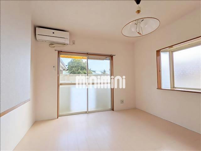 居室・リビング　窓が２面にあって明るいお部屋