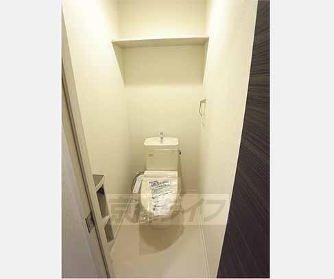 トイレ　棚が付いてます