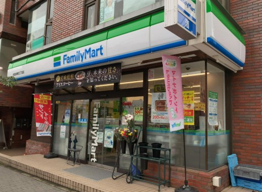 コンビニ　ファミリーマート世田谷新町店（コンビニ）まで220m