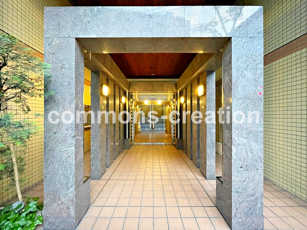 コンビニ　ローソン港赤坂九丁目店（コンビニ）まで69m