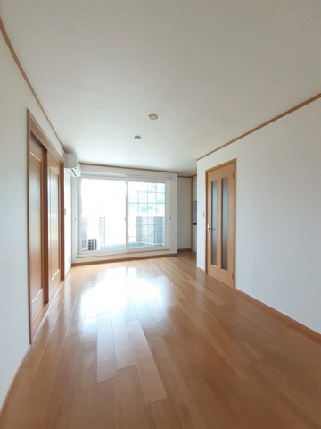 居室・リビング　こちらのリビングで趣味の時間をお楽しみください