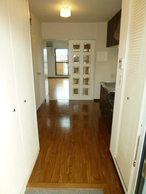 玄関　玄関から見ても広いですね♪