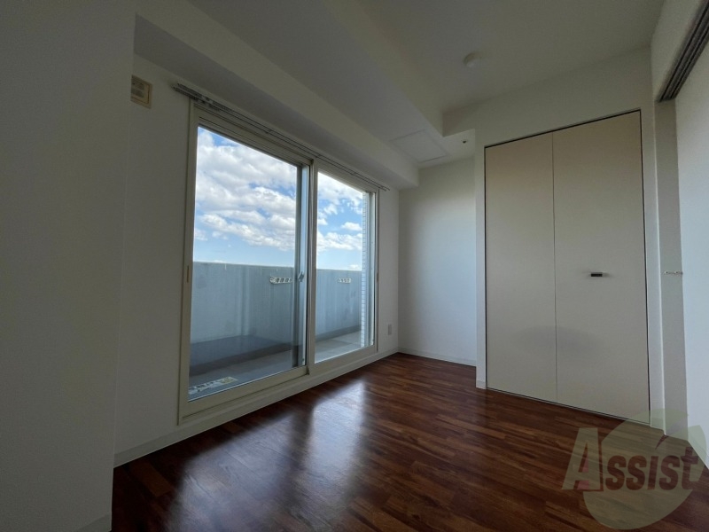 その他部屋・スペース　寝室はこちらです。光が差し込む、温かみのあるお部屋です。