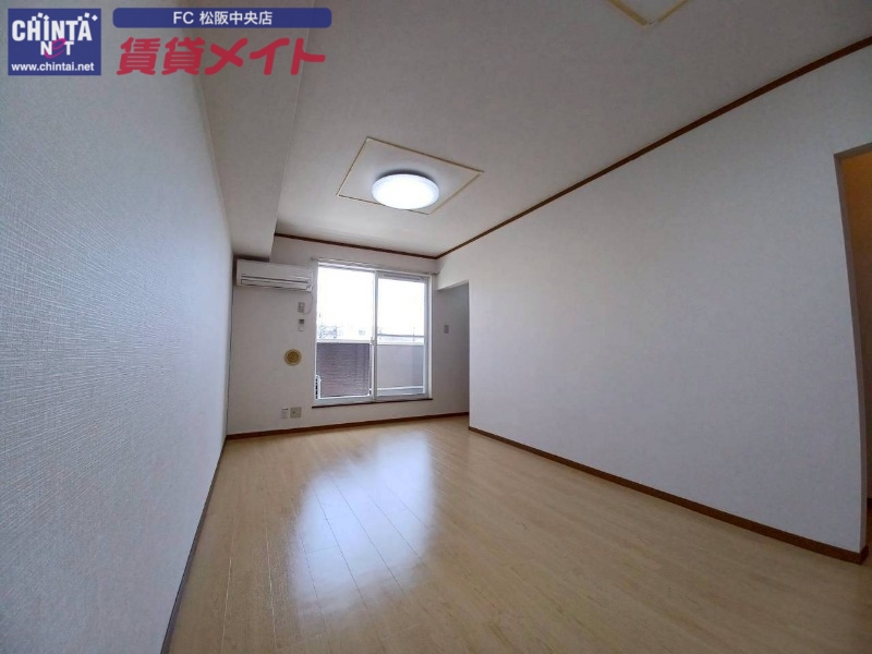 居室・リビング　同型反転タイプのお写真です。