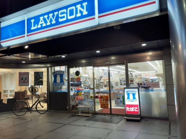 コンビニ　ローソン麹町五丁目店（コンビニ）まで633m