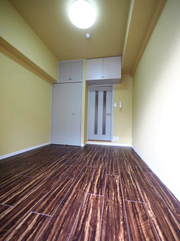 居室・リビング　収納付の洋室