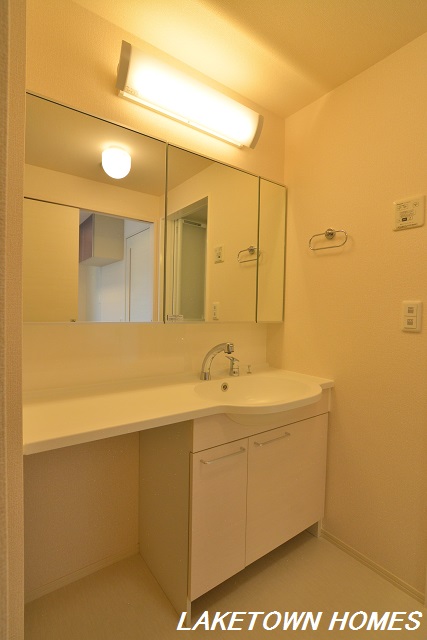 洗面設備　三面鏡の洗髪洗面化粧台です。収納棚もあります。