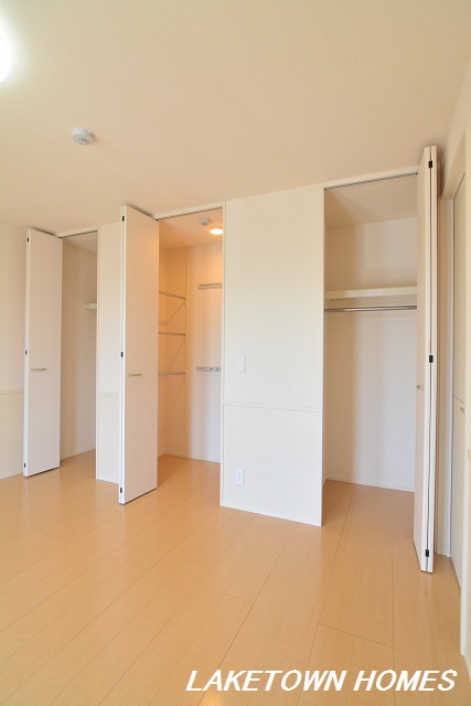 収納　洋室のクローゼットと物入です。