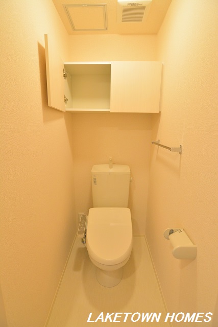トイレ　上部に収納のある温水洗浄便座付のトイレです。
