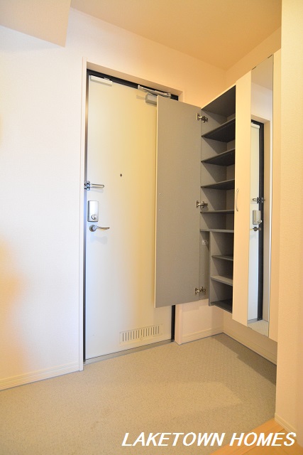 玄関　玄関ホールと玄関収納です。